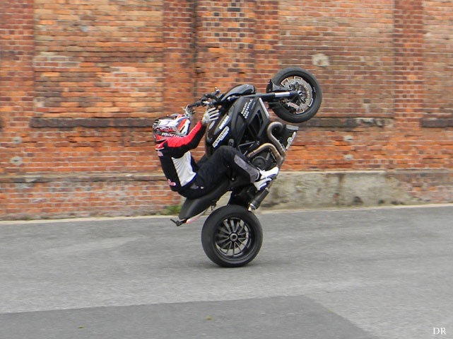 Insolite : le stunt en Ducati Diavel, c'est (...)