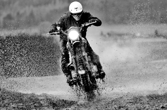 Il y a 50 ans, Steve Mc Queen franchissait à moto le (...)