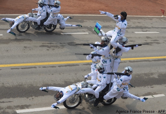 Inde : François Hollande découvre le stunt à moto ! (+ (...)