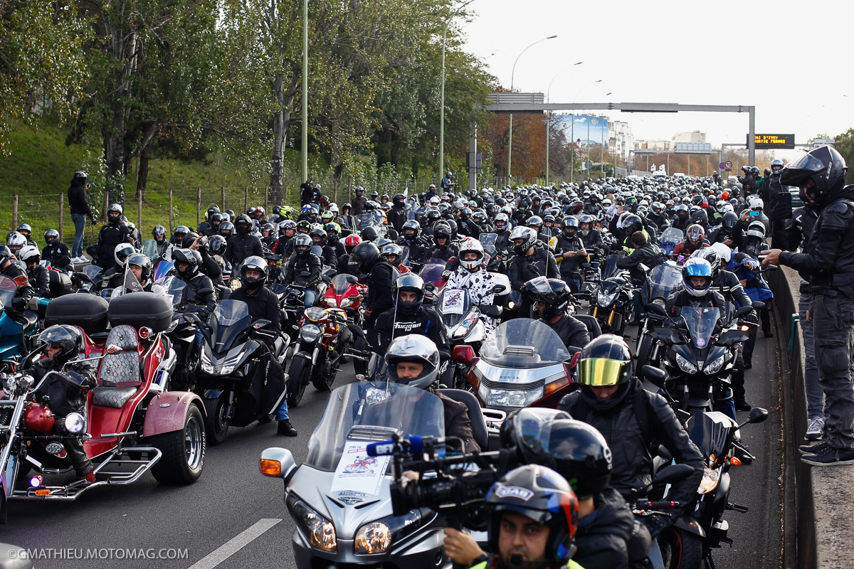 3500 motards défilent à Paris contre les interdictions de (...)