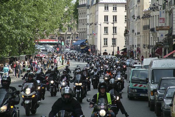 Stationnement moto à Paris : manif et humour anti (...)