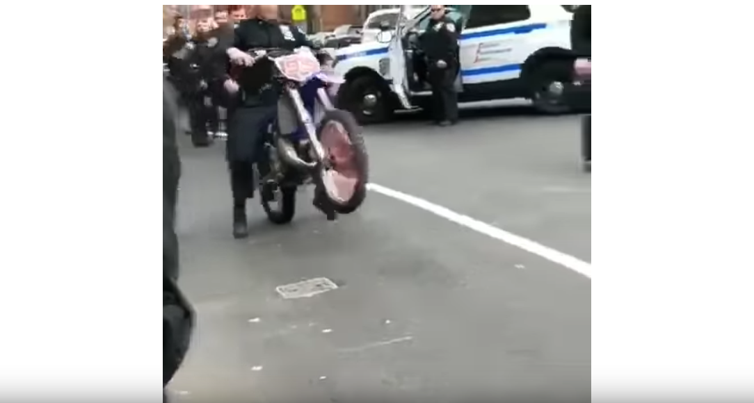 New York : un policier désarçonné par un dirt bike
