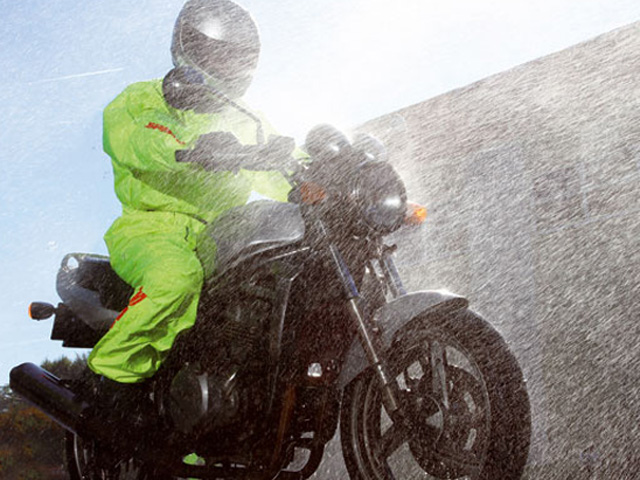 Bien choisir sa combinaison de pluie moto