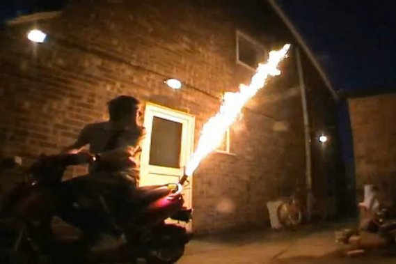 Arrêté pour avoir transformé son scooter en lance-flamme (...)