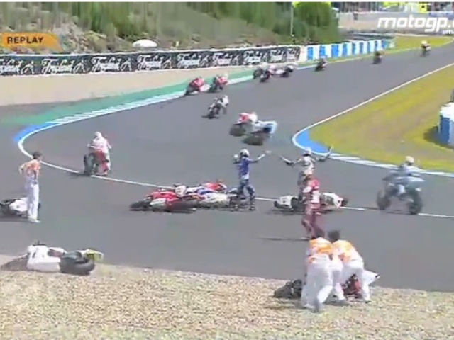 Moto2 Jerez : la vidéo du crash à répétition