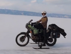 Ptiluc fait de la moto-ski sur le lac Baïkal en Sibérie (...)
