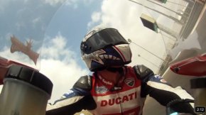 Vidéo : à bord de la Ducati 1199 Panigale avec Troy (...)
