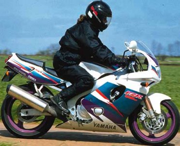 Yamaha 600 FZR : bonne position