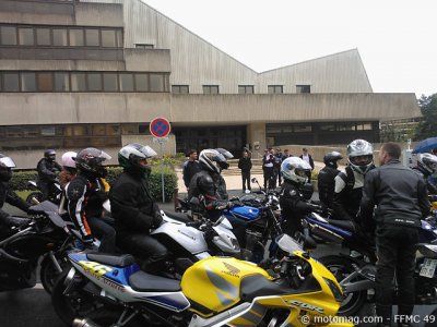 Manif stationnement Cholet : mairie porte close