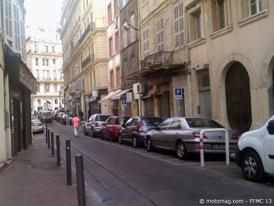 Stationnement moto à Marseille : squat de voitures