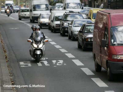 Les motos autorisées dans les voies de bus belges