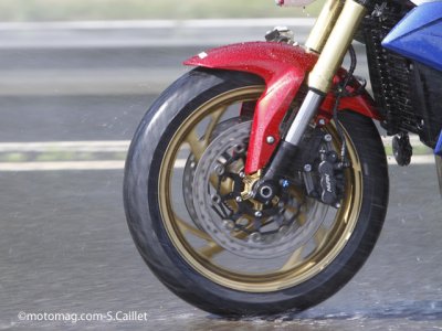 Comparo pneus sport-GT : freinage à risque