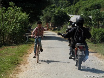Le Vietnam en minsk : le salut des motards