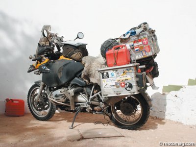 Sahara, la longue route : la moto de Marc.