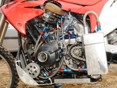 Montée impossible : une Honda qui gaze à la nitro
