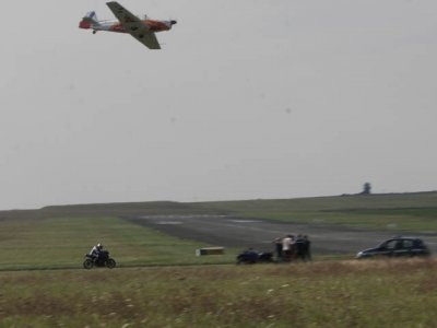 Course avion vs moto : radar en place
