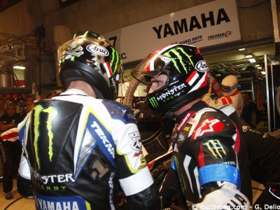 Au beau milieu de la nuit, ça discute entre pilotes au sein de la Yamaha n°7 du Yart