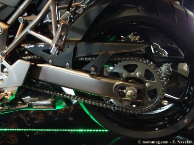 Milan-Kawasaki Versys 1000 : transmission par chaîne.