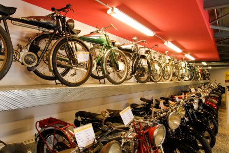 La Grange à Bécanes : cyclomoteurs et motocyclettes