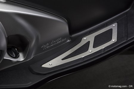 Honda NC 750 Integra : platines repose-pied