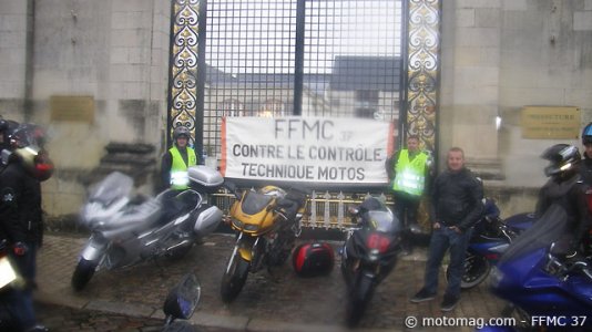 Manif moto à Tours : sit-in devant la préfecture