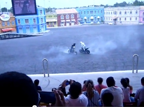 Stunt moto : petit miracle dans un parc d'attraction...
