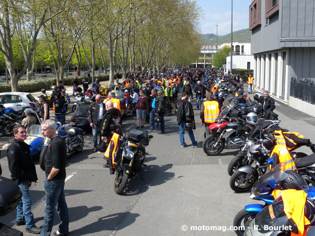 Manifestation FFMC 63 : 1.500 motards place de (...)