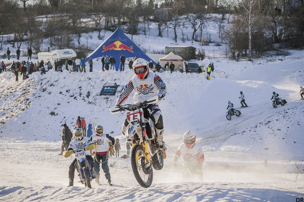 Sport d'hiver : faites du ski tracté par une moto ! (...)