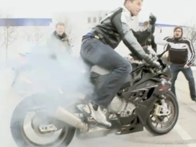 Vidéo humour : le "burn out" version BMW S 1000 (...)