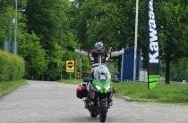 15 pays en 1 jour à moto : Thierry Sarasyn bat son (...)