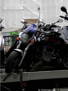Fourrière moto : motos et scooters affalés