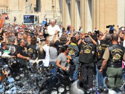 Insolite : le Pape bénit les motards lors des 110 ans de (...)