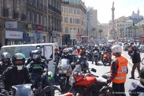 A Marseille, 600 motards tournent le dos au soleil pour (...)