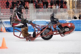 Neige et moto : compétition de glisse et wheeling (...)