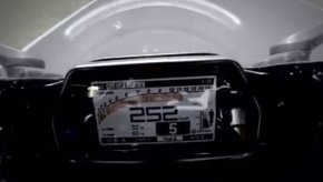 Vidéo : la Yamaha R1 2015 se barde d'électronique