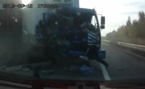 Spectaculaire accident de camion en Russie (+vidéo)