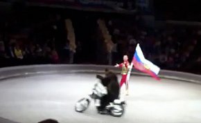 Cirque : un ours pilote une moto (vidéo)