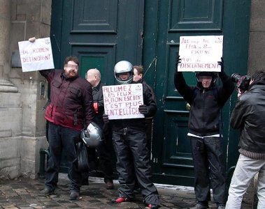 Le ministère fermé : banderoles et pancartes