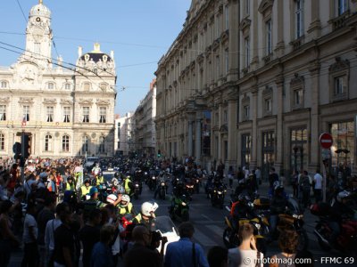 Contre le CT moto - Lyon : devant la mairie