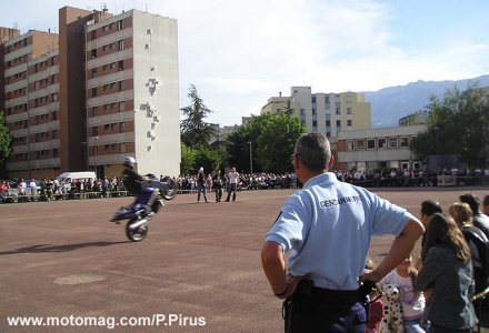 Du stunt devant des gendarmes