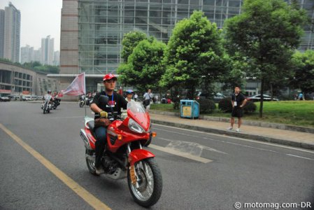 Salon de la moto en Chine : casque facultatif