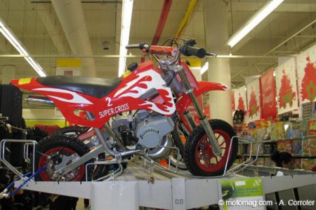 Mini motos : écartées des rayons jouets ?